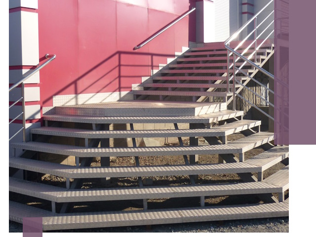 Лестницы для магазина в Алексине — изготовление и монтаж